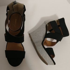 Acroma Black & Heather Gray Platform Wedge sz 8